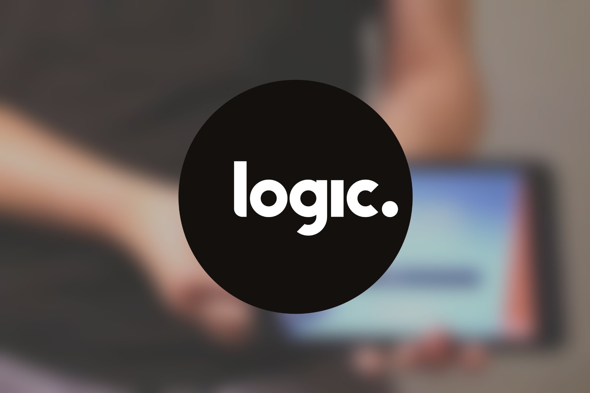 Kachel mit schwarzem Kreis und dem Schriftzug "logic."