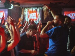 Club-Takeover mit Projektion, Publikum und Nachtumfeld. Lucky Strike Club-Takeover mit Projektion und Publikum