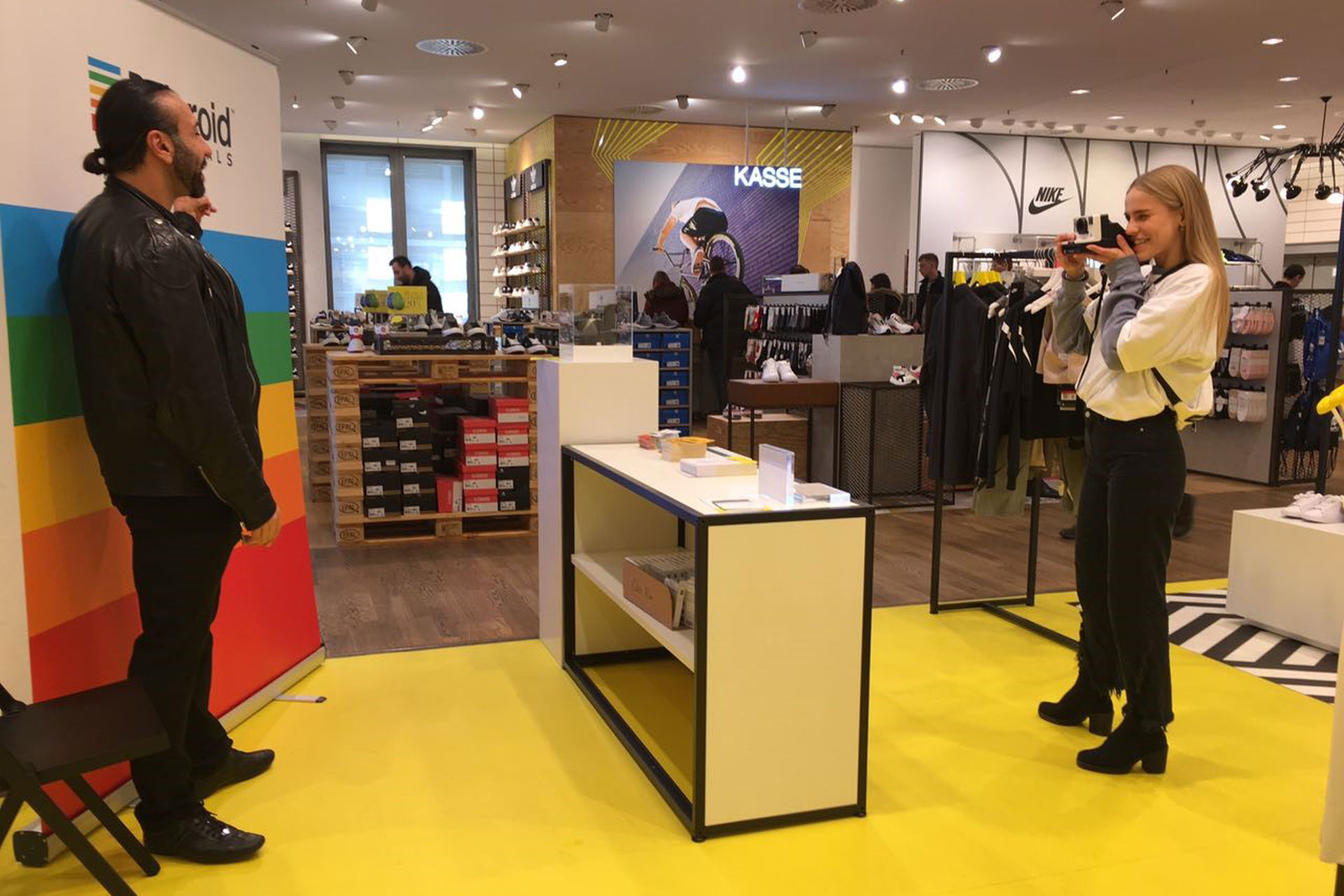 Foto: BE-KIND Riegel im Süßwarenregal neben Mars, Twix und Kaugummis platziert.
