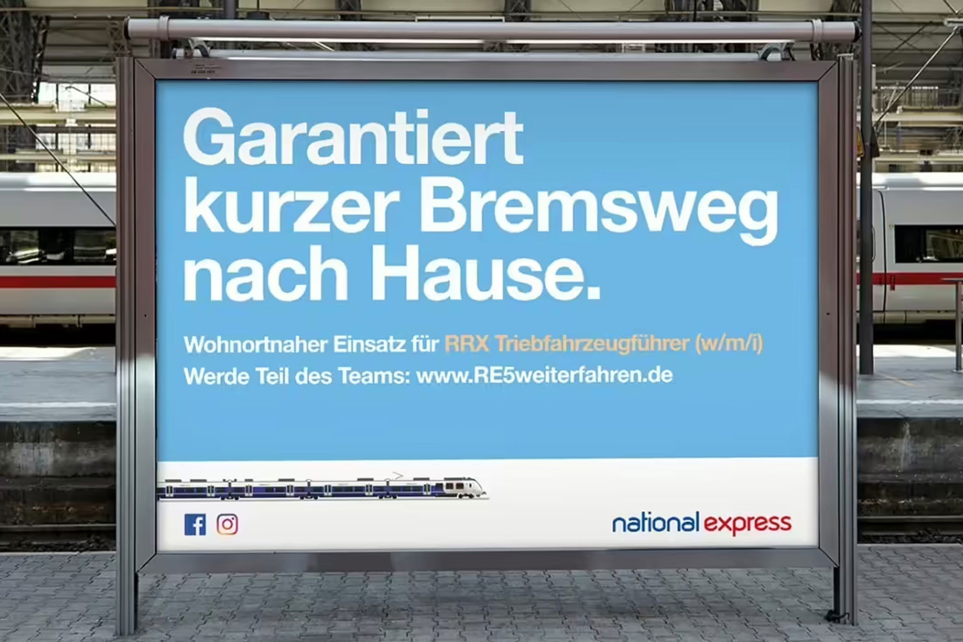 Kachelbild_NX_Recruiting_Kampagne Foto: Recruiting-Plakat von National Express an einem Bahnsteig mit dem Slogan „Garantiert kurzer Bremsweg nach Hause.“ zur Bewerbung von Triebfahrzeugführerstellen.