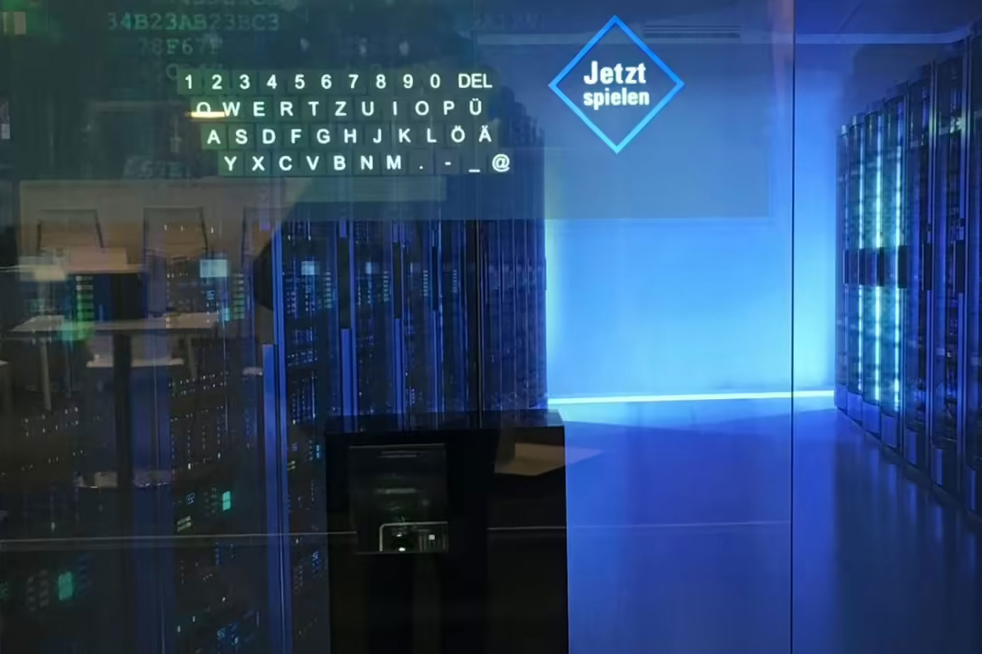 Kachelbild_RS Foto: Blick in einen futuristisch beleuchteten Serverraum mit blauen Lichtreflexen, im Vordergrund eine transparente Bedienoberfläche mit QWERTZ-Tastatur und einem Button „Jetzt spielen“ – digitaler Hightech trifft auf interaktive Nutzeroberfläche.