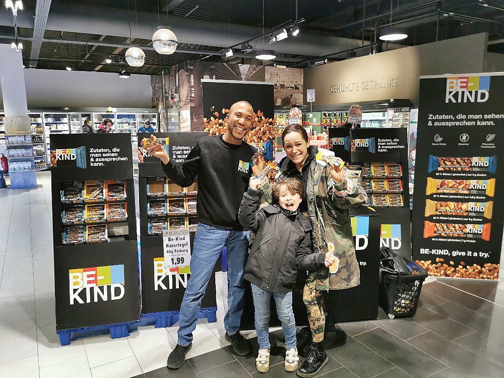 be-kind-pos-aktivierung-mit-display-im-markt-hero BE-KIND POS-Aktivierung mit Display im Markt