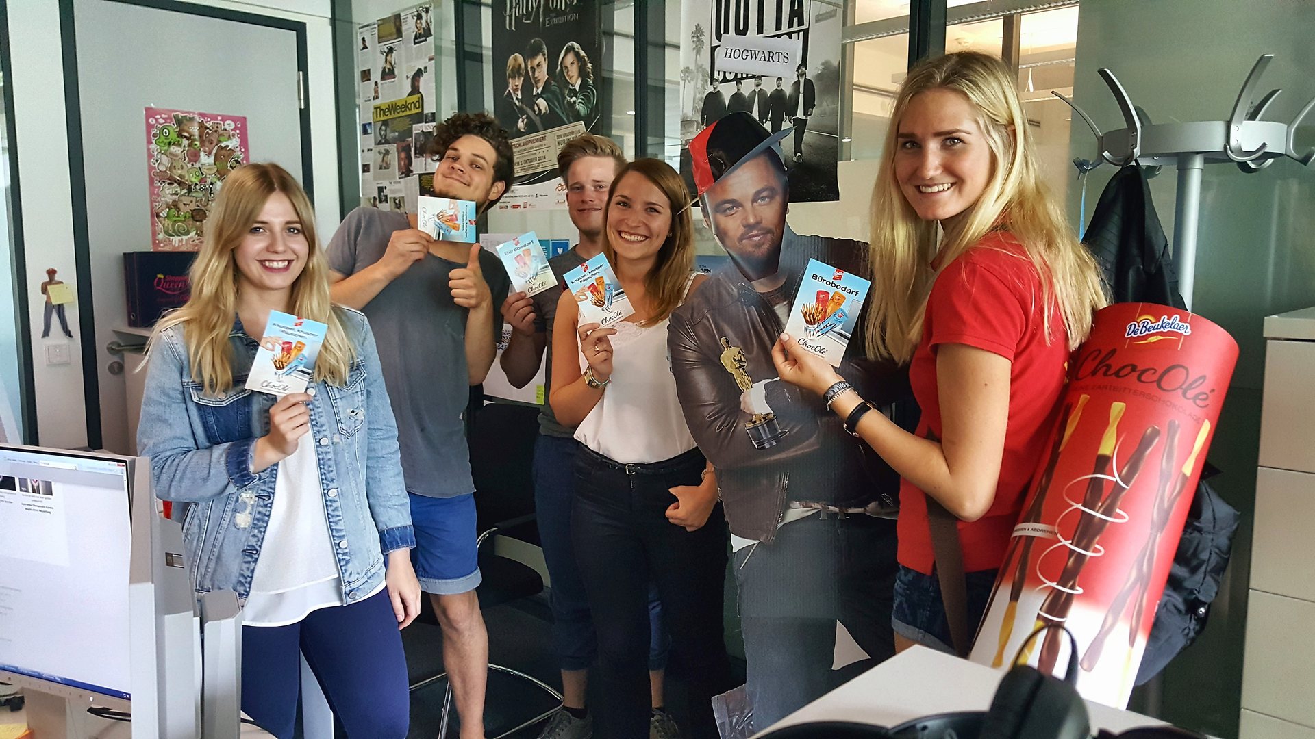 chocole-sampling-team-mit-produktpackungen-im-office-umfeld-hero ChocOlé Sampling-Team mit Produktpackungen im Office-Umfeld