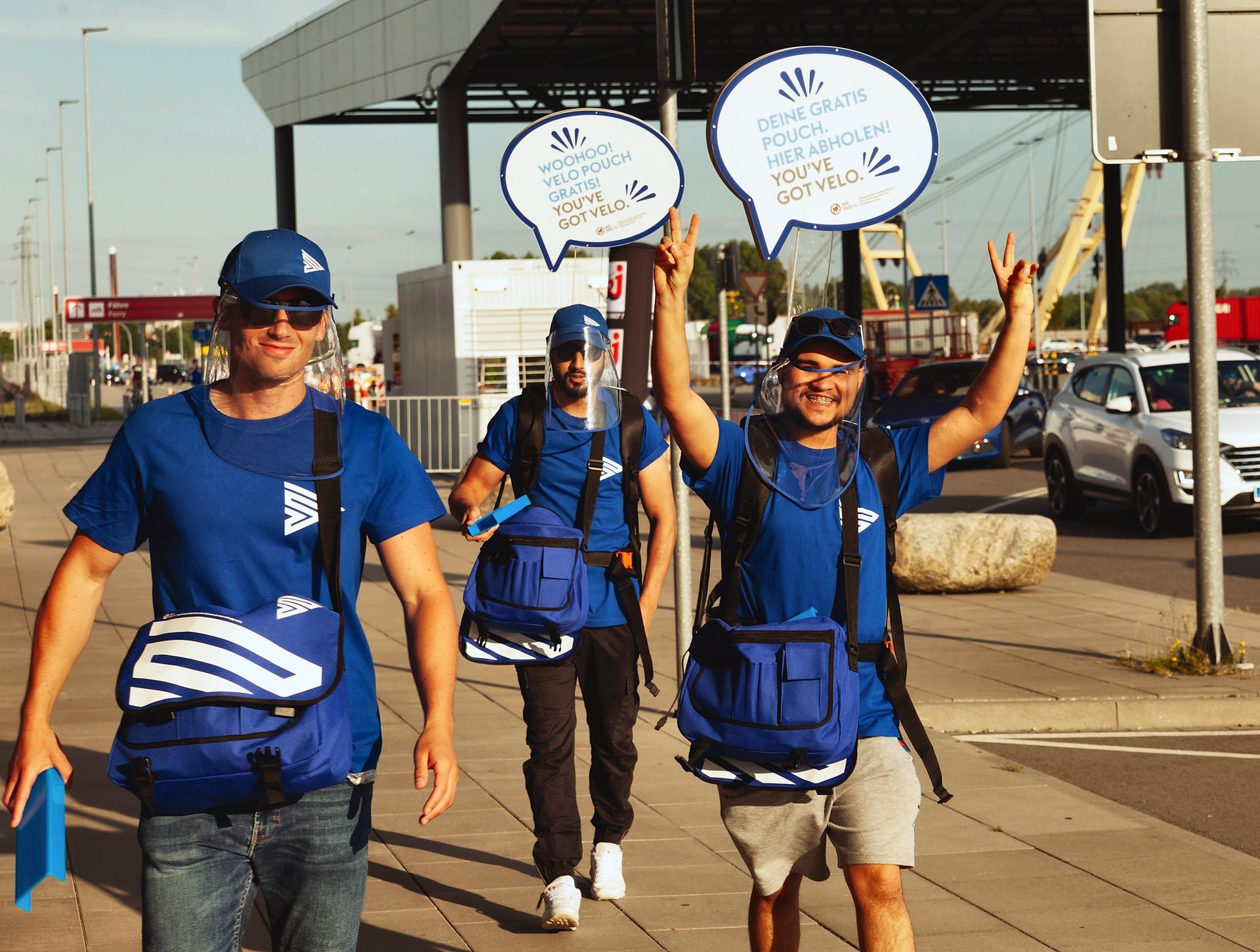 velo-promotion-team-mit-gebrandeten-give-away-signs-hero VELO Promotion-Team mit gebrandeten Give-away-Signs