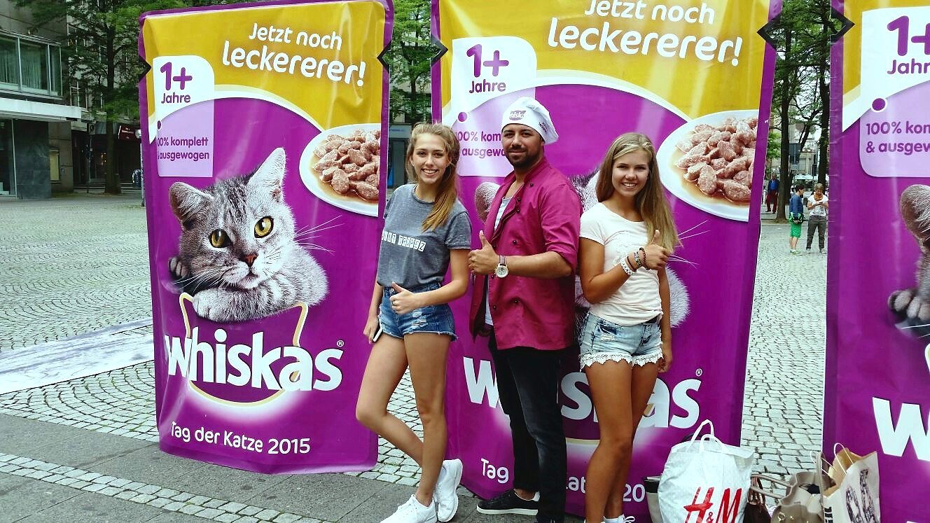 whiskas-promotion-team-mit-mega-pouches-als-produktanker-hero Whiskas Promotion-Team mit Mega-Pouches als Produktanker