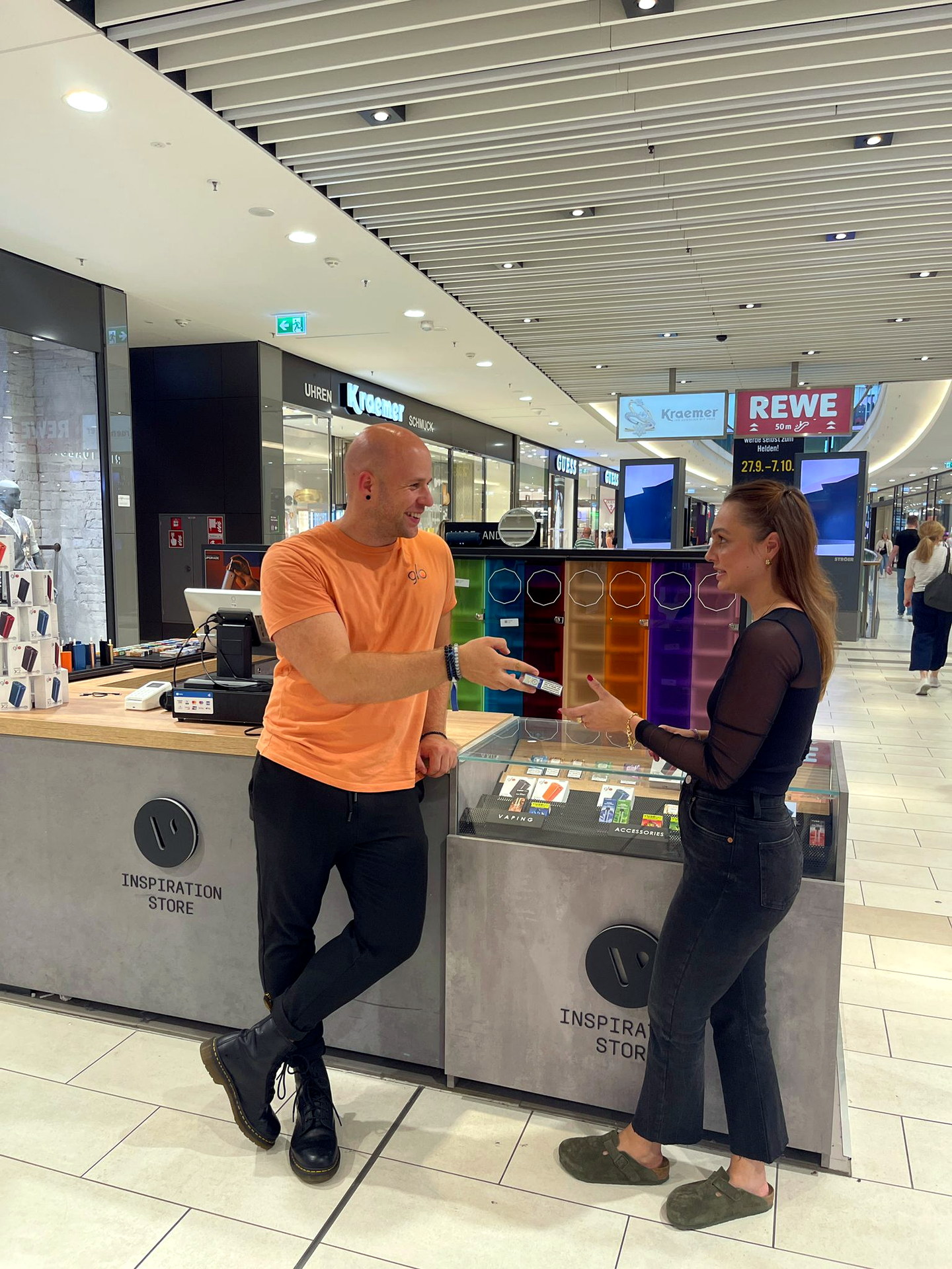 bat-retail-sales-activation-fieldforce-setup-hero BAT glo Retail Activation Setup mit Fieldforce Team an einem Mall Touchpoint