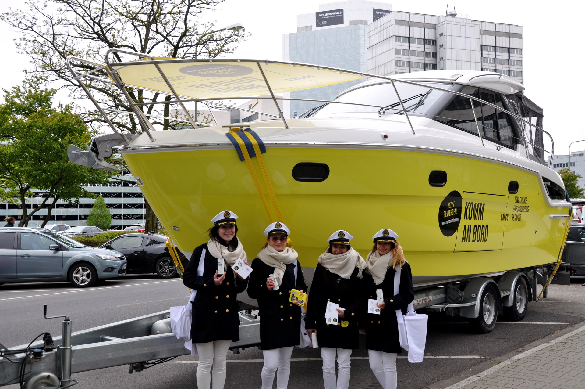capco-guerilla-recruiting-yacht-stadtraum-hero Gebrandete CAPCO Yacht mit Promotion Team im Stadtraum für Guerilla Recruiting