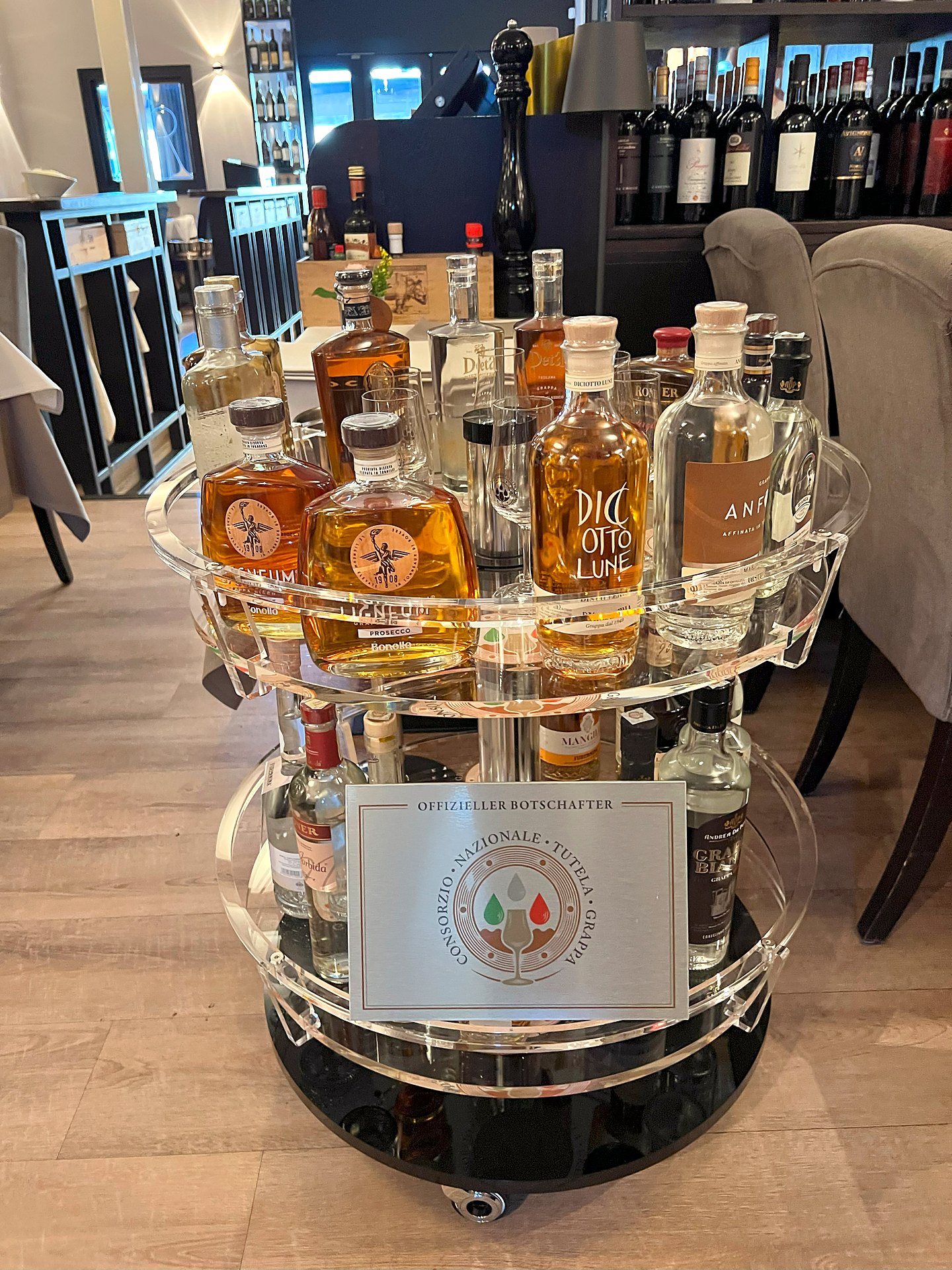 cng-grappa-restaurant-aktivierung-barwagen-hero Barwagen mit Grappa Flaschen im Restaurant Umfeld für die CNG Aktivierung