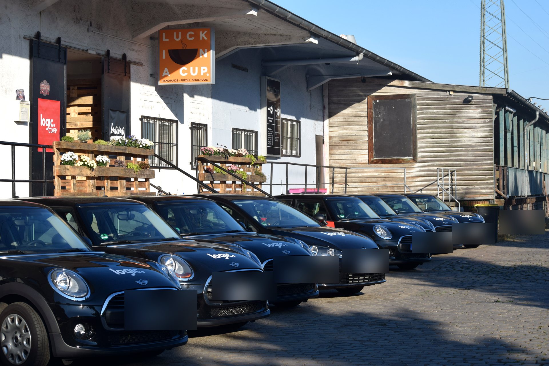 jti-logic-curv-promotion-aktionsfahrzeug-led-look-hero Gebrandete Aktionsfahrzeuge für JTI Logic Curv vor einer Eventlocation