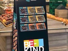 Freistehendes BE-KIND Display als sichtbare Platzierung im Markt. BE-KIND Display-Platzierung im Markt