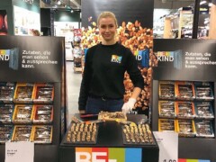 Promoter am BE-KIND Display als Verbindung von Platzierung und Ansprache. BE-KIND Promoter am POS-Display im Markt