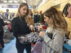 Sampling in einem alltagsnahen Umfeld mit direkter Produkterklärung. BE-KIND Sampling mit Produktkarten in Store-Umfeld