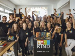Teammoment mit BE-KIND Produkten als sichtbarer Teil der Launch-Aktivierung. BE-KIND Teamgruppe mit Snackriegeln im Einsatzumfeld