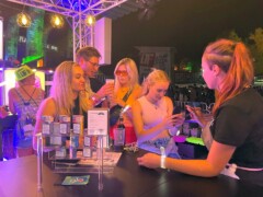 glo Aktivierung am Abend mit Produktpräsentation im Festivalumfeld. glo Festival-Aktivierung mit Produktpräsentation am Abend