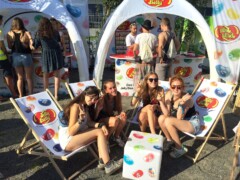 Chill-Area mit Liegestühlen und Jelly Belly Branding. Jelly Belly Chill-Area mit Liegestühlen und Branding