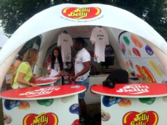 Gebrandeter Festival-Pavillon als zentrale Aktivierungsfläche. Jelly Belly Festival-Promotion mit gebrandetem Pavillon