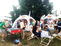 Festivalfläche mit Probierbar, Sitzgelegenheiten und Besucherfluss. Jelly Belly Festivalfläche mit Probierbar und Aufenthaltsbereich