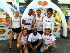 Promotion-Team vor dem Jelly Belly Festivalstand. Jelly Belly Promotion-Team vor Festivalstand