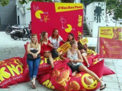 Chill-Out-Zone mit NacBoys, Fotowand und sichtbarer Markenwelt. NicNac’s Chill-Out-Zone mit NacBoys und Fotowand
