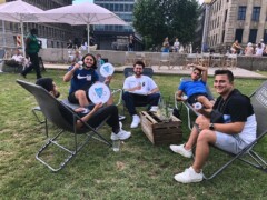 Outdoor-Activation mit Lounge-Setup und Zielgruppenmoment. VELO Outdoor-Activation mit gebrandetem Lounge-Setup