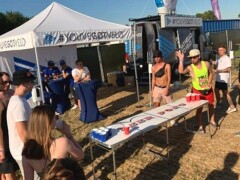 VELO Promotion-Stand bei Outdoor-Event mit direkter Interaktion. VELO Promotion-Stand bei Outdoor-Event