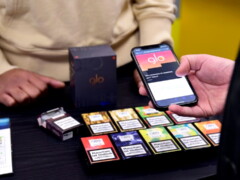 Digitale Produktpräsentation und Materialauslage erweitern den Touchpoint inhaltlich. Digitale Produktpräsentation und Materialauslage an einem BAT glo Touchpoint
