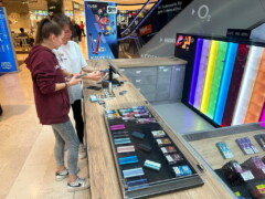 Material und Equipment zeigen den operativen Aufbau der BAT glo Sales Activation. Material und Equipment einer BAT glo Sales Activation am Mall Touchpoint