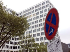 Die Haltezone zeigt die operative Einbindung der mobilen Recruiting Tour in den Stadtraum. Haltezone im Business Umfeld als logistischer Beleg der CAPCO Recruiting Tour