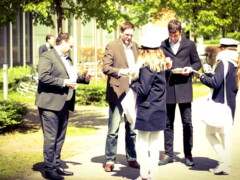 Promotion Team mit persönlicher Ansprache im Business Umfeld. CAPCO Promotion Team im Kampagnenlook im Gespräch mit Zielpersonen