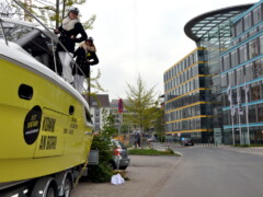 Die gebrandete Yacht verankert die Recruiting Activation im Business Umfeld. Gebrandete CAPCO Yacht an einem Business Standort im Stadtraum