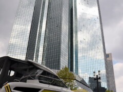 Yacht und Hochhauskulisse zeigen die Recruiting Activation im urbanen Business Kontext. Gebrandete CAPCO Yacht vor Hochhauskulisse als Recruiting Attraktor