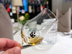 Gebrandetes Glas bringt die Aktivierung direkt in den Servicemoment. Gebrandetes Grappa Glas als Detail der CNG Restaurant Aktivierung
