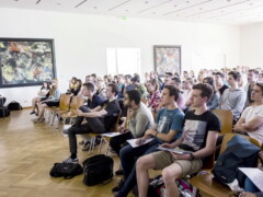 Die Besuchswellen führten in lokale Trainingsformate mit sichtbarer Teilnehmeraktivierung. Google Zukunftswerkstatt Training mit Publikum in einem Veranstaltungsraum