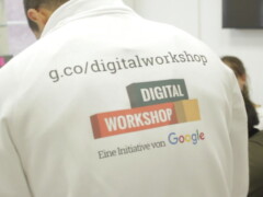 Einheitliche Outfits stärkten Wiedererkennung und Professionalität im Einsatz. Gebrandetes Google Digital Workshop Outfit im persönlichen SMB Einsatz