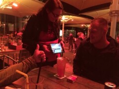 Tablet Interaktion und Gesprächssituation zeigen die Aktivierung im HoReCa Umfeld. JTI Logic Curv Promotion Team im Gespräch mit Gast und Tablet