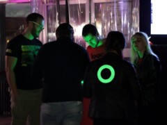 Team Touchpoint und LED Look zeigen die Promotion Atmosphäre vor Ort. JTI Logic Curv Team mit LED Look in einer Touchpoint Situation