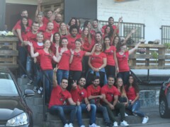 Das Teamgruppenfoto zeigt die personelle Dimension der Logic Curv Promotion. Großes JTI Logic Curv Promotion Team vor einer Eventlocation