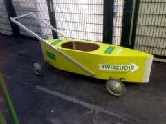 Der Laufbahn Moment zeigt die Seifenkiste im Bewegungskontext der Rekordaktivierung. Seifenkiste der Novitas BKK Aktivierung auf der Stadionlaufbahn